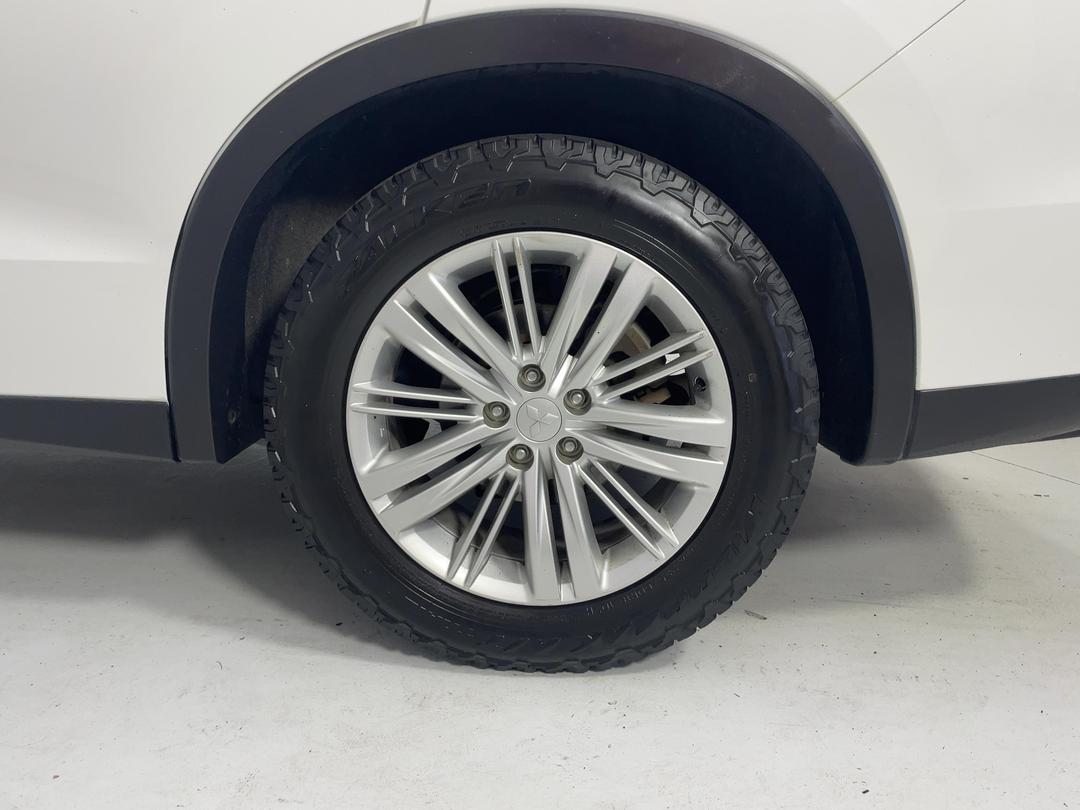 Photo '11' of Mitsubishi Outlander