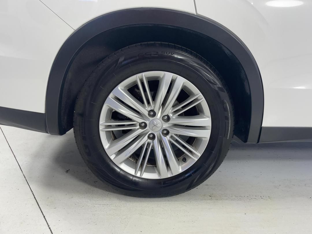 Photo '12' of Mitsubishi Outlander