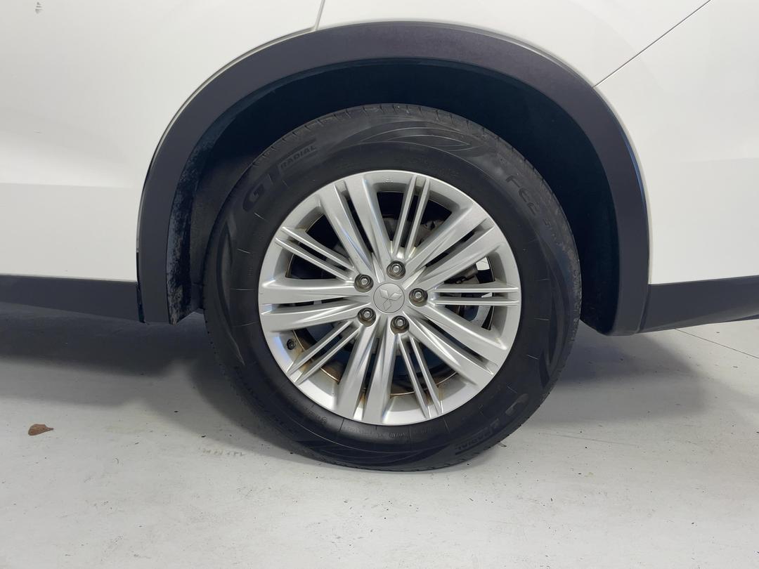 Photo '11' of Mitsubishi Outlander