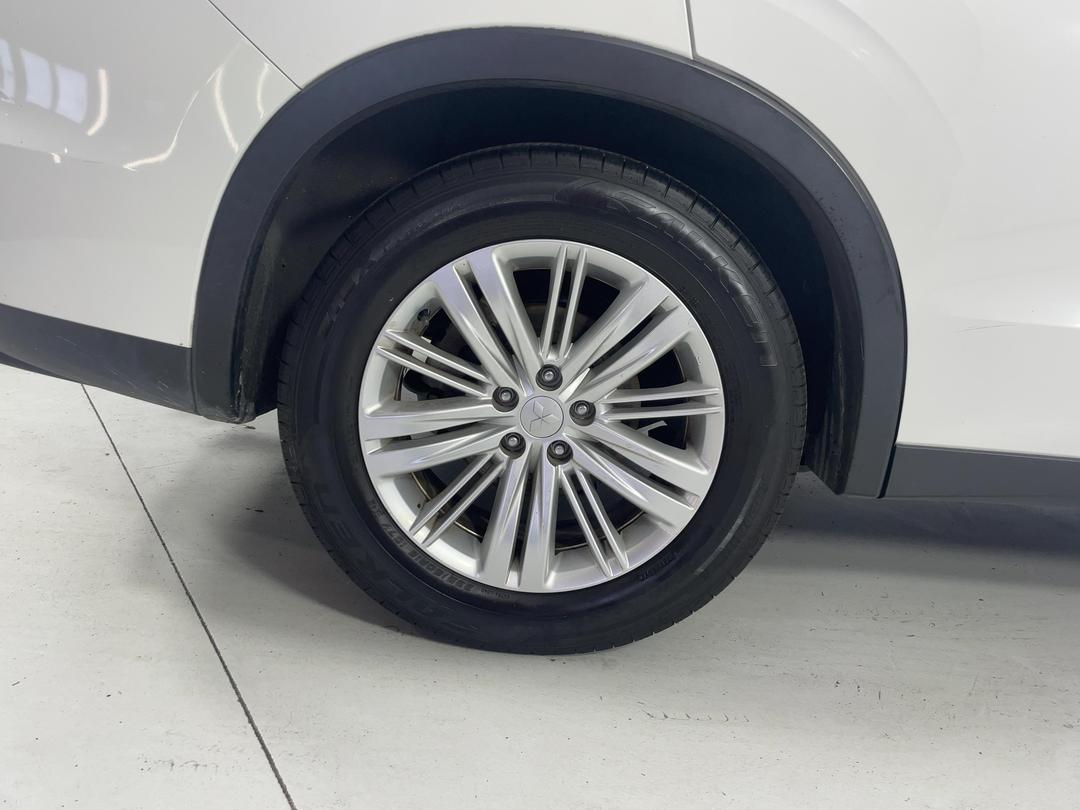 Photo '12' of Mitsubishi Outlander