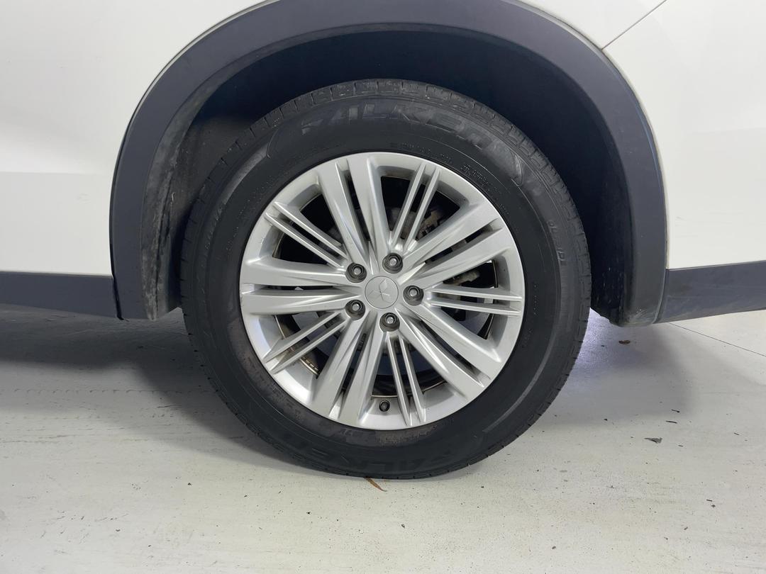 Photo '11' of Mitsubishi Outlander