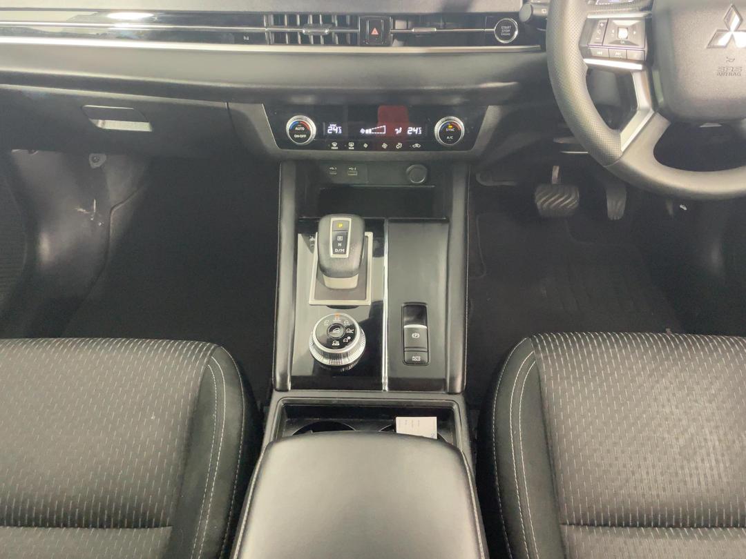 Photo '18' of Mitsubishi Outlander