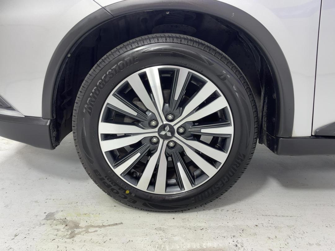 Photo '10' of Mitsubishi Outlander