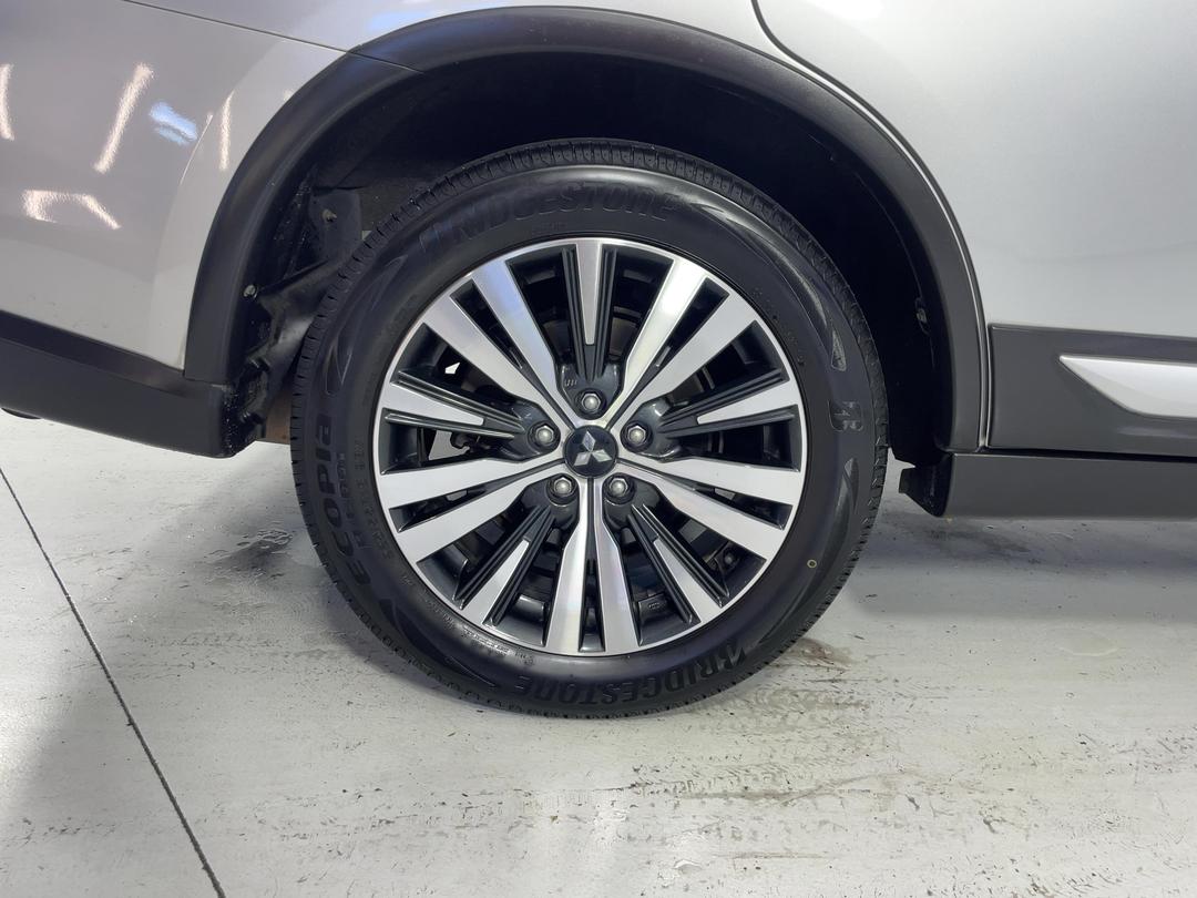 Photo '12' of Mitsubishi Outlander