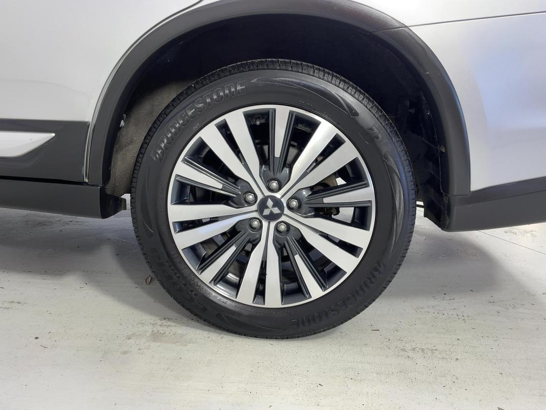 Photo '11' of Mitsubishi Outlander