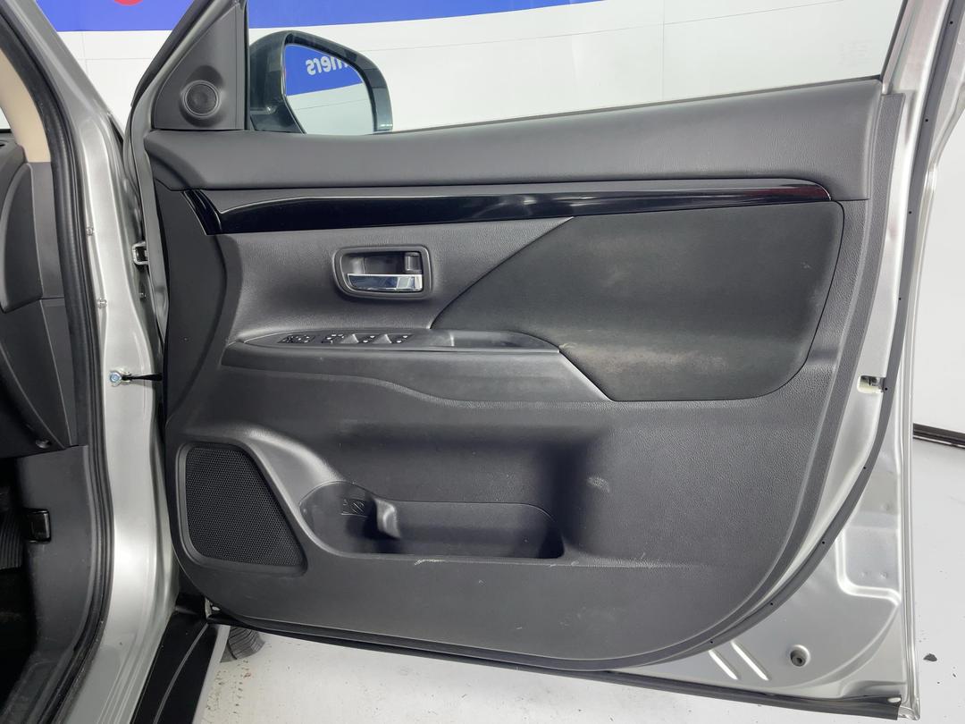 Photo '15' of Mitsubishi Outlander