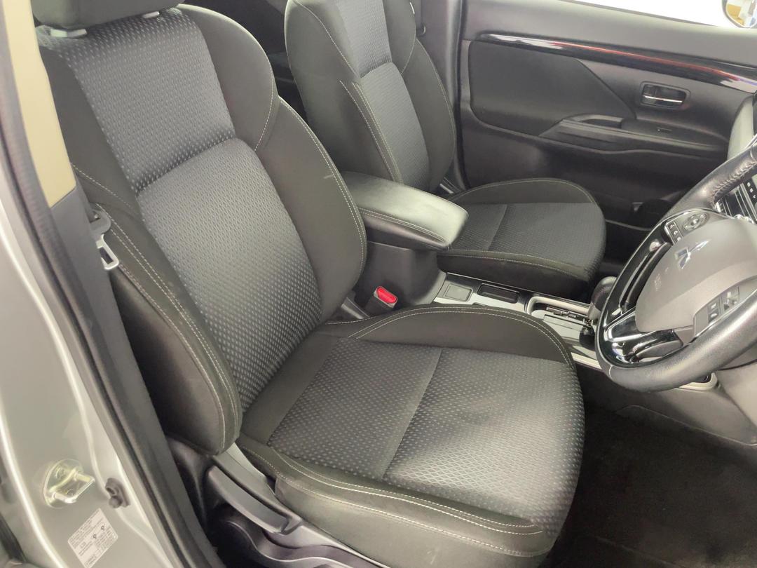 Photo '16' of Mitsubishi Outlander