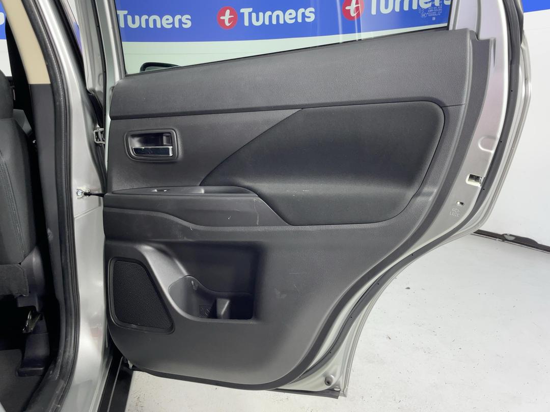 Photo '19' of Mitsubishi Outlander