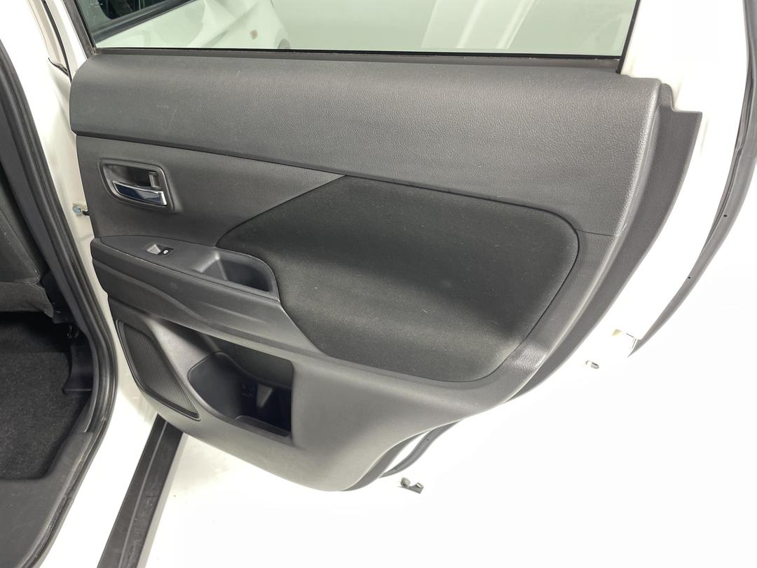 Photo '19' of Mitsubishi Outlander