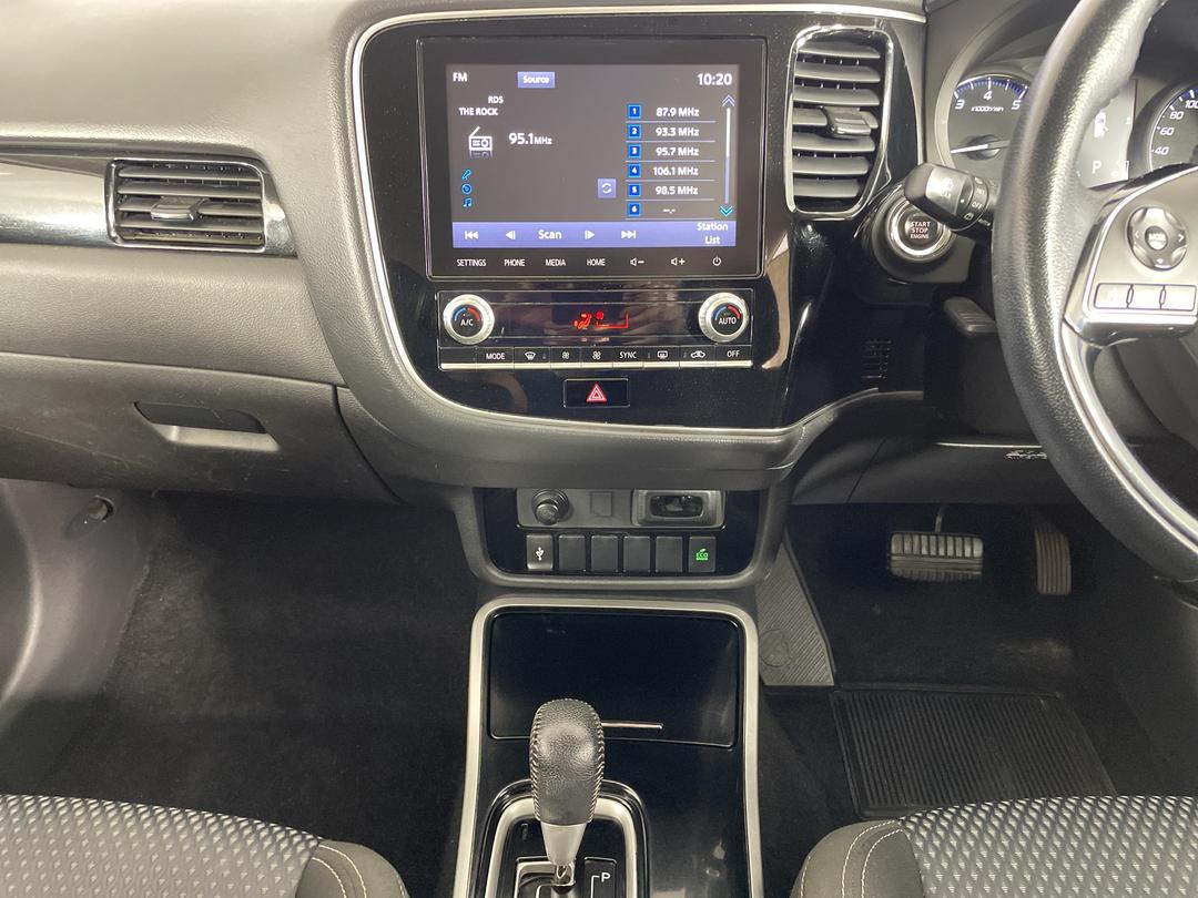 Photo '18' of Mitsubishi Outlander