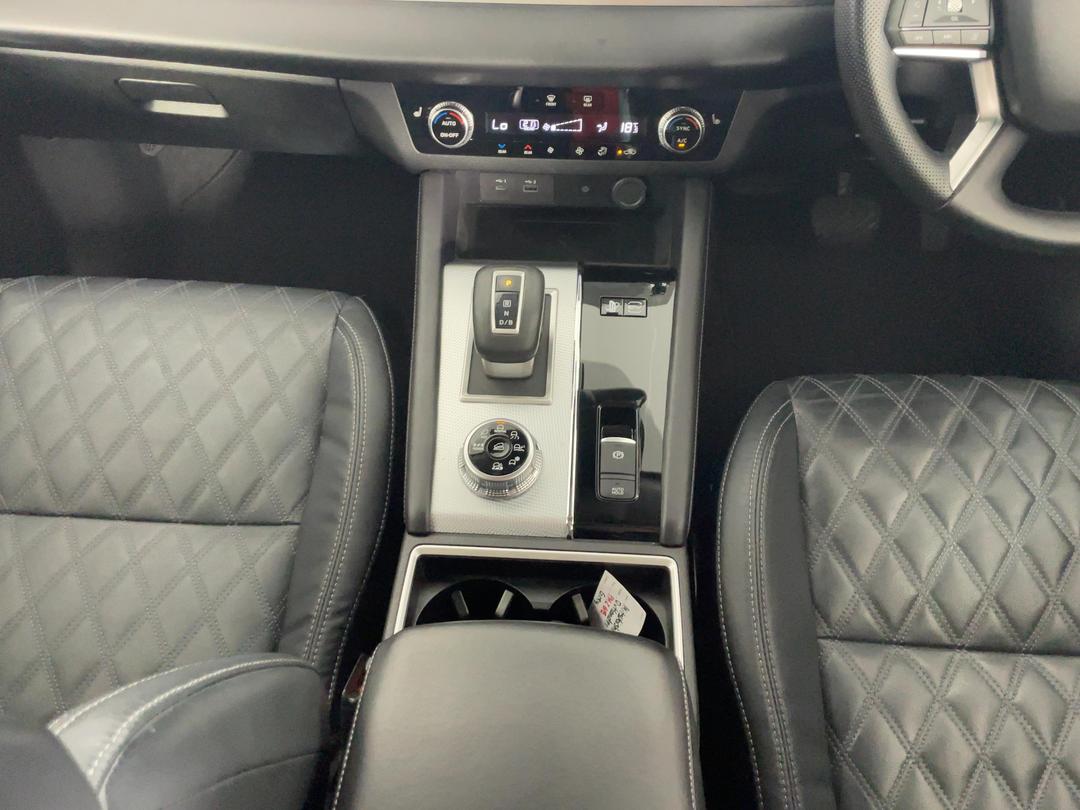Photo '18' of Mitsubishi Outlander