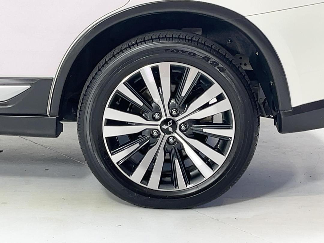 Photo '11' of Mitsubishi Outlander