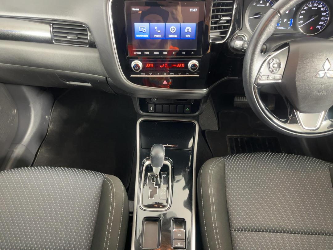 Photo '18' of Mitsubishi Outlander