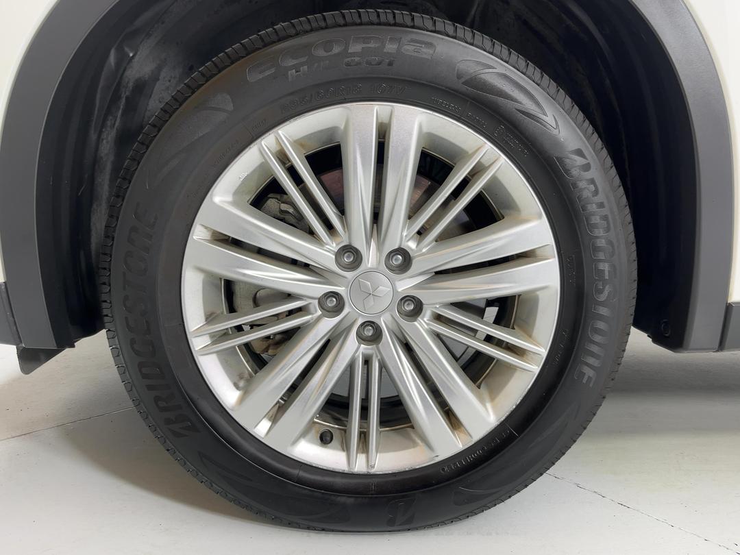 Photo '10' of Mitsubishi Outlander
