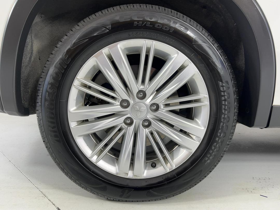 Photo '12' of Mitsubishi Outlander