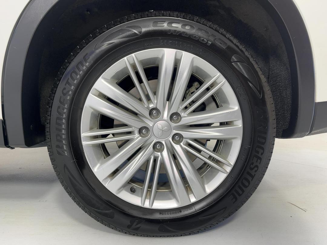 Photo '11' of Mitsubishi Outlander
