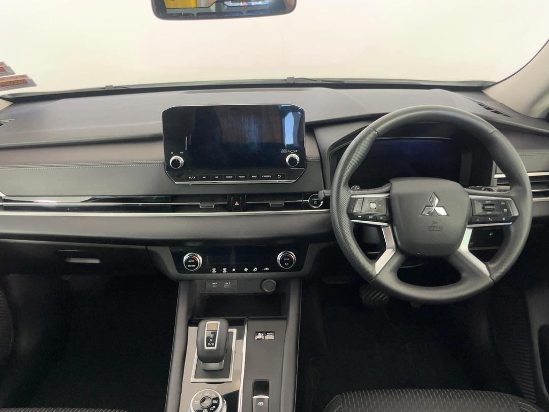 Photo '17' of Mitsubishi Outlander