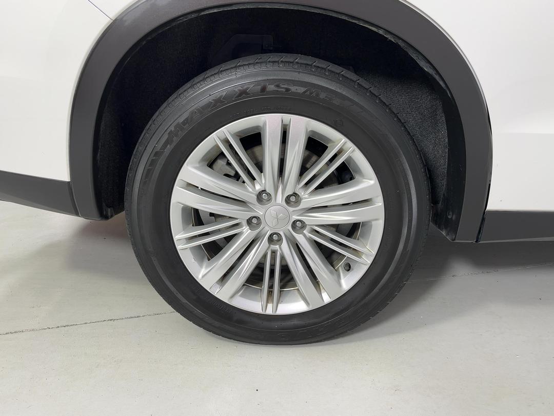 Photo '12' of Mitsubishi Outlander