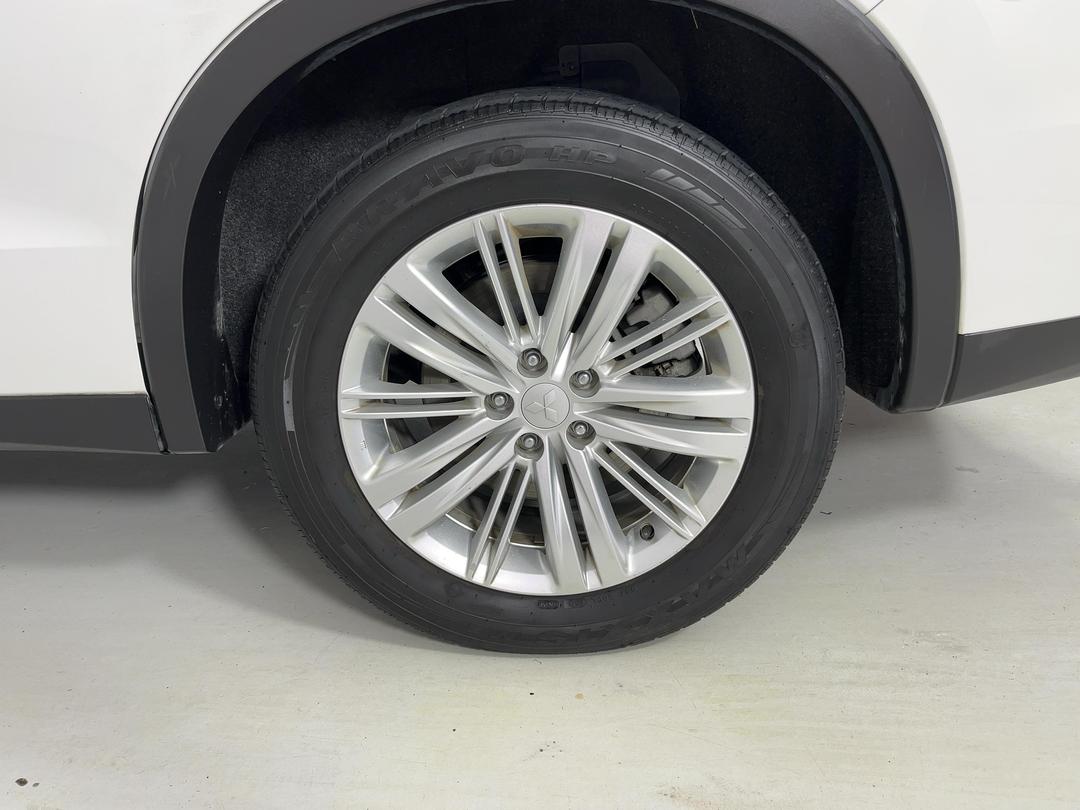 Photo '11' of Mitsubishi Outlander