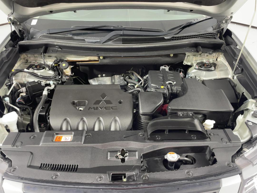 Photo '13' of Mitsubishi Outlander