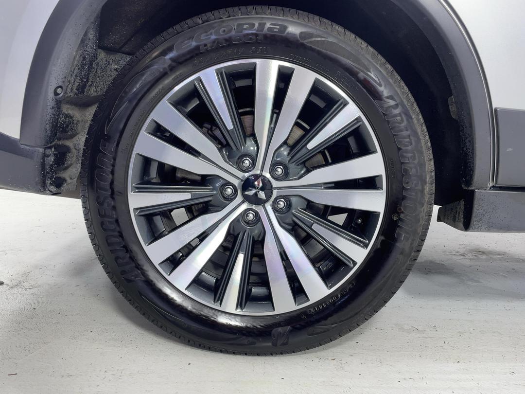 Photo '12' of Mitsubishi Outlander