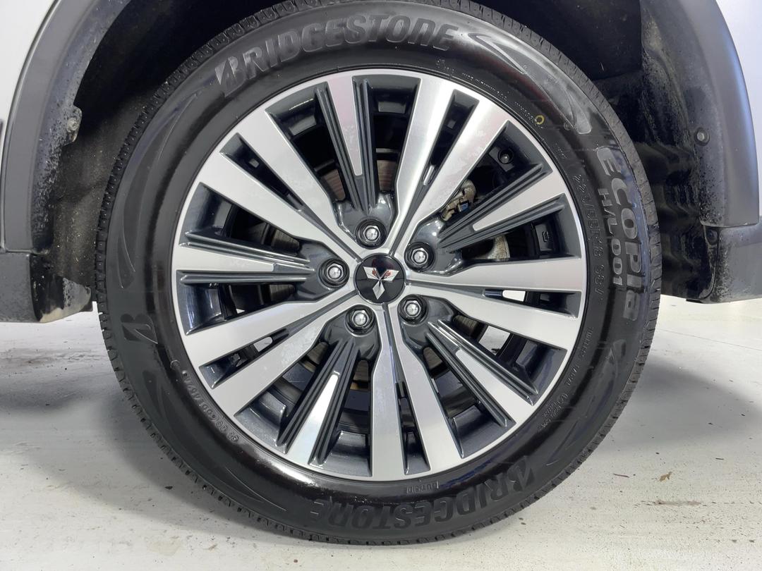 Photo '11' of Mitsubishi Outlander