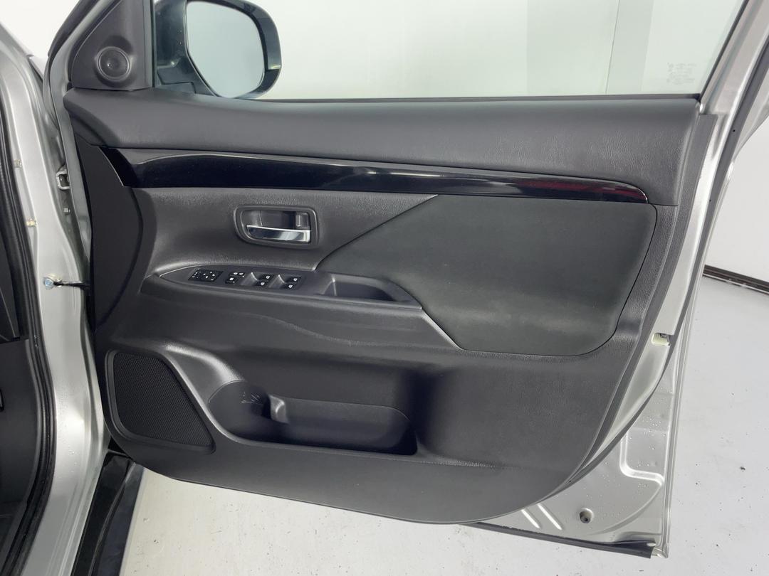Photo '15' of Mitsubishi Outlander