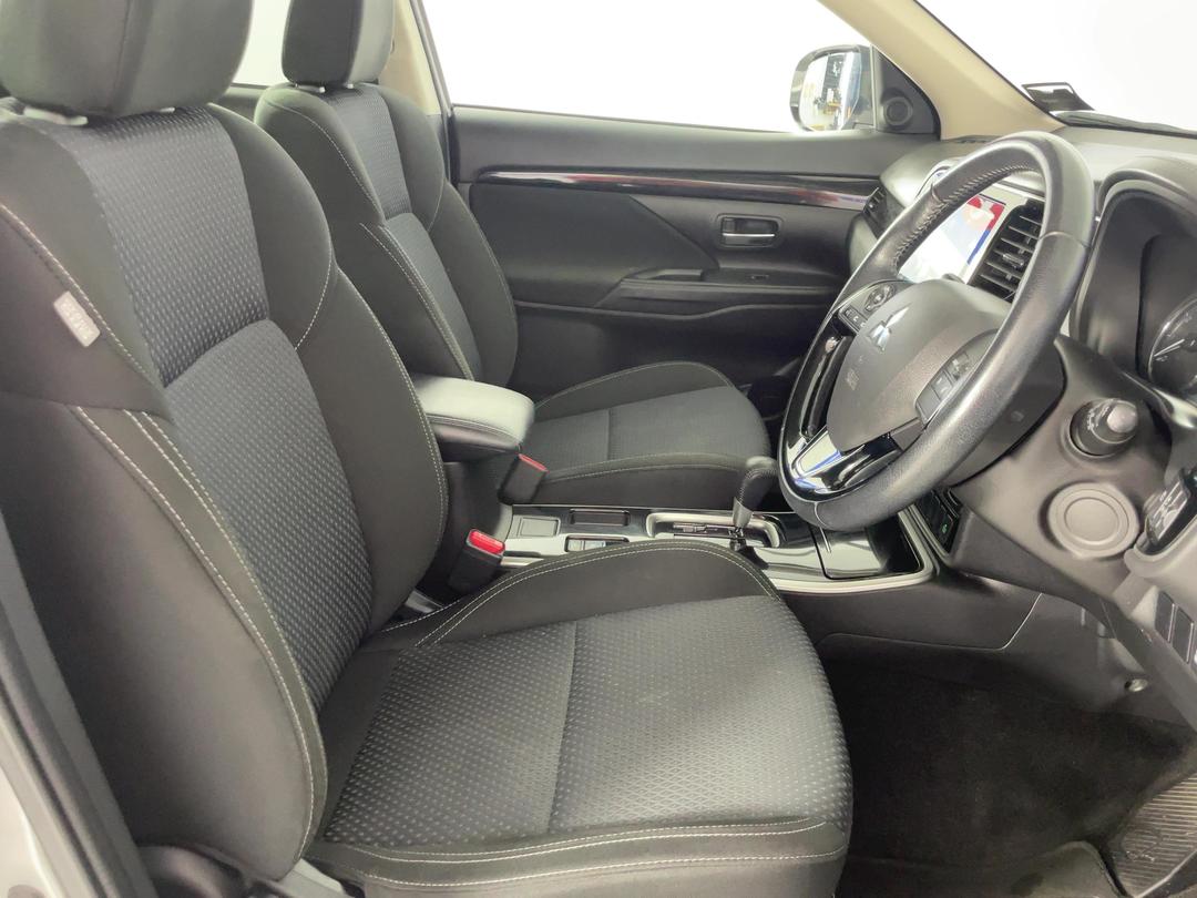 Photo '16' of Mitsubishi Outlander