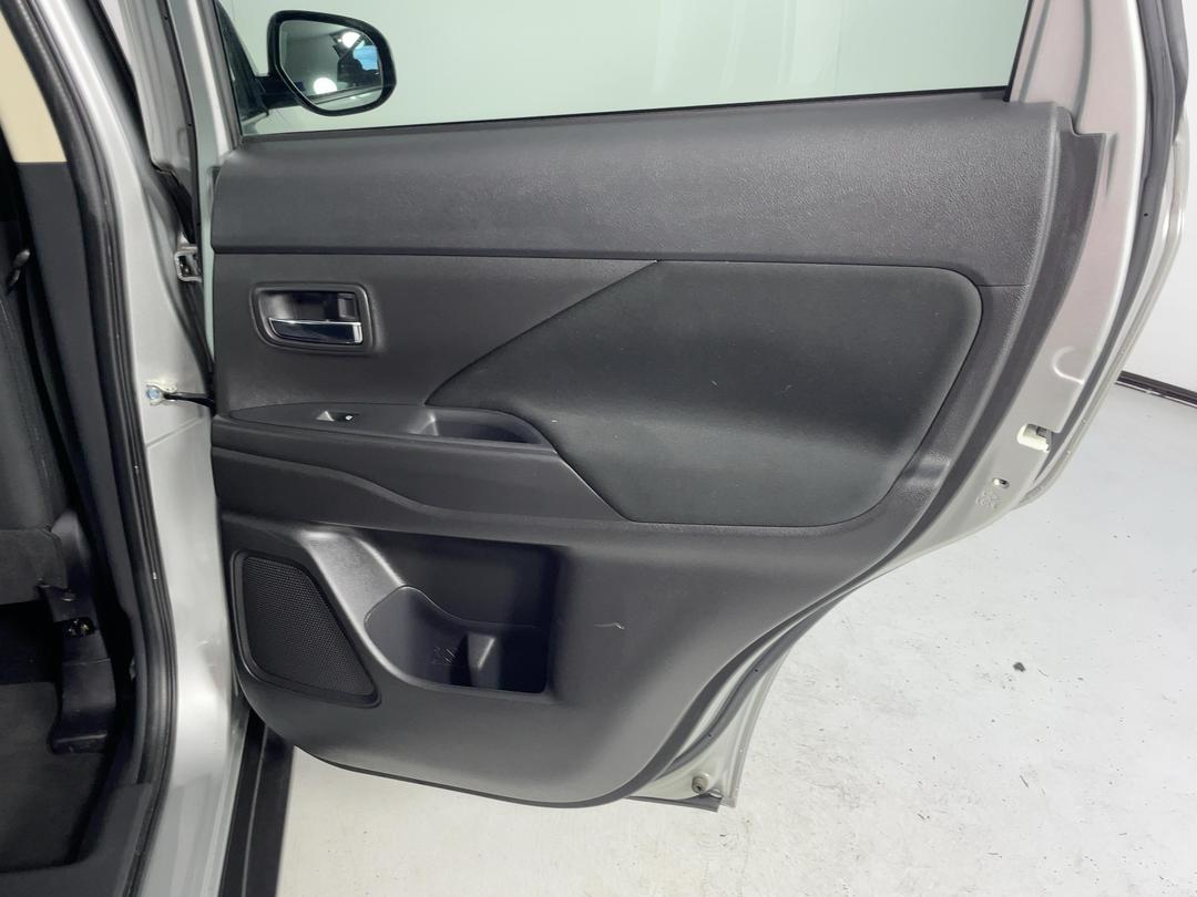 Photo '19' of Mitsubishi Outlander