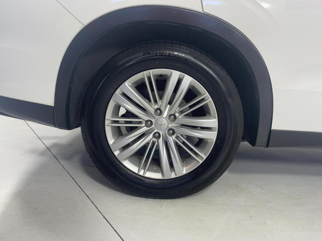 Photo '12' of Mitsubishi Outlander