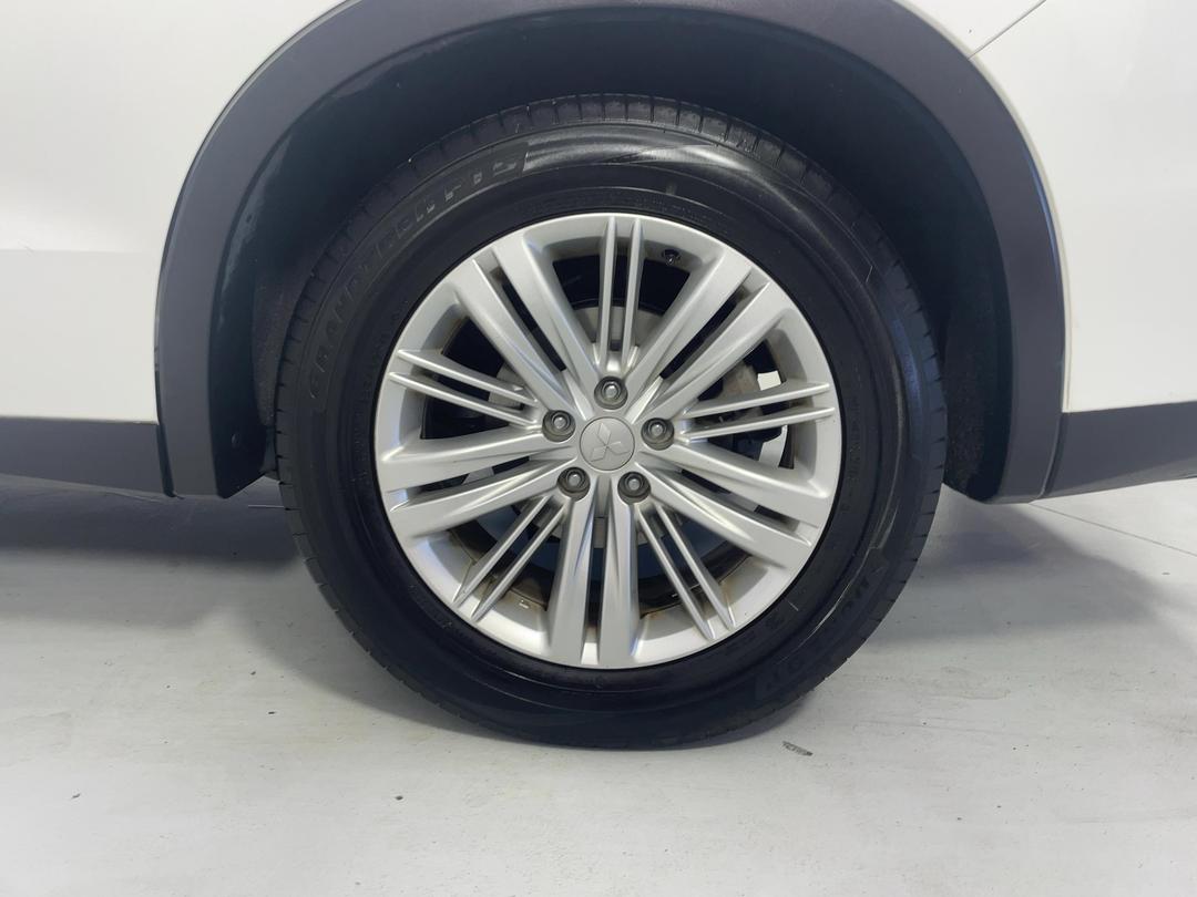 Photo '11' of Mitsubishi Outlander
