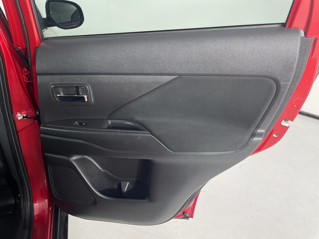 Photo '19' of Mitsubishi Outlander