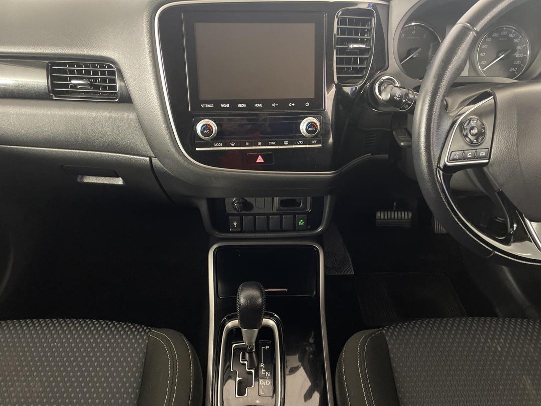 Photo '18' of Mitsubishi Outlander