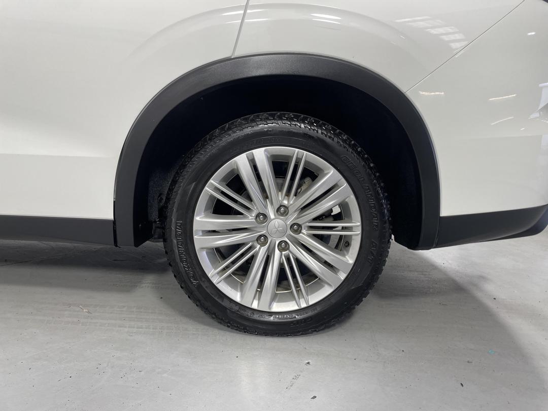 Photo '11' of Mitsubishi Outlander