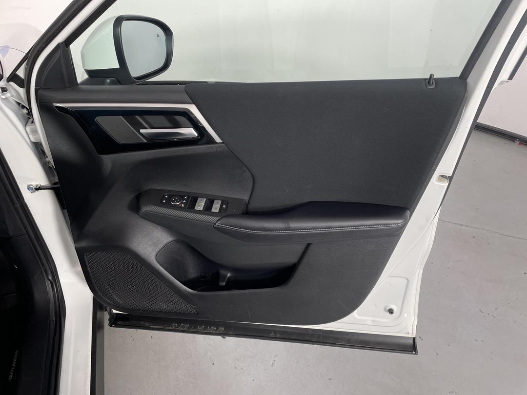 Photo '15' of Mitsubishi Outlander