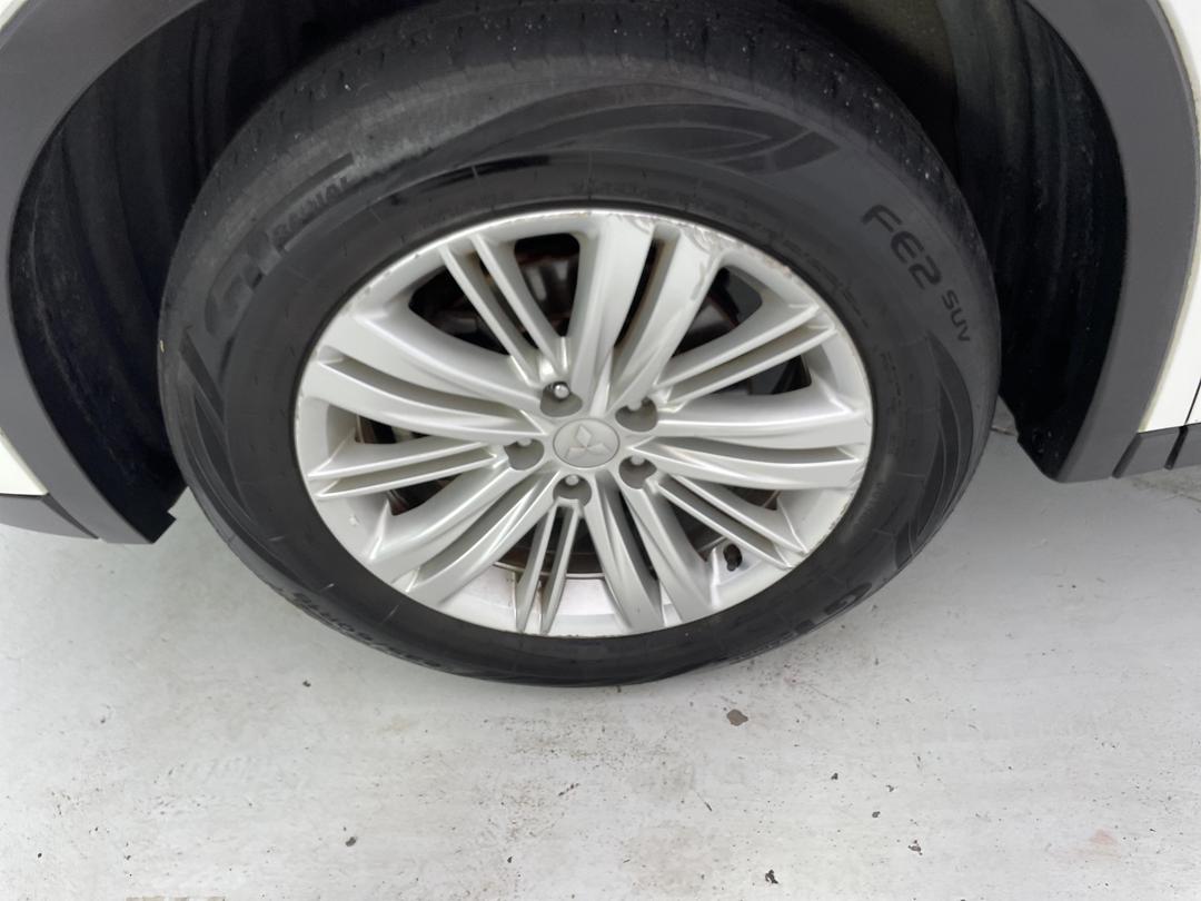 Photo '10' of Mitsubishi Outlander