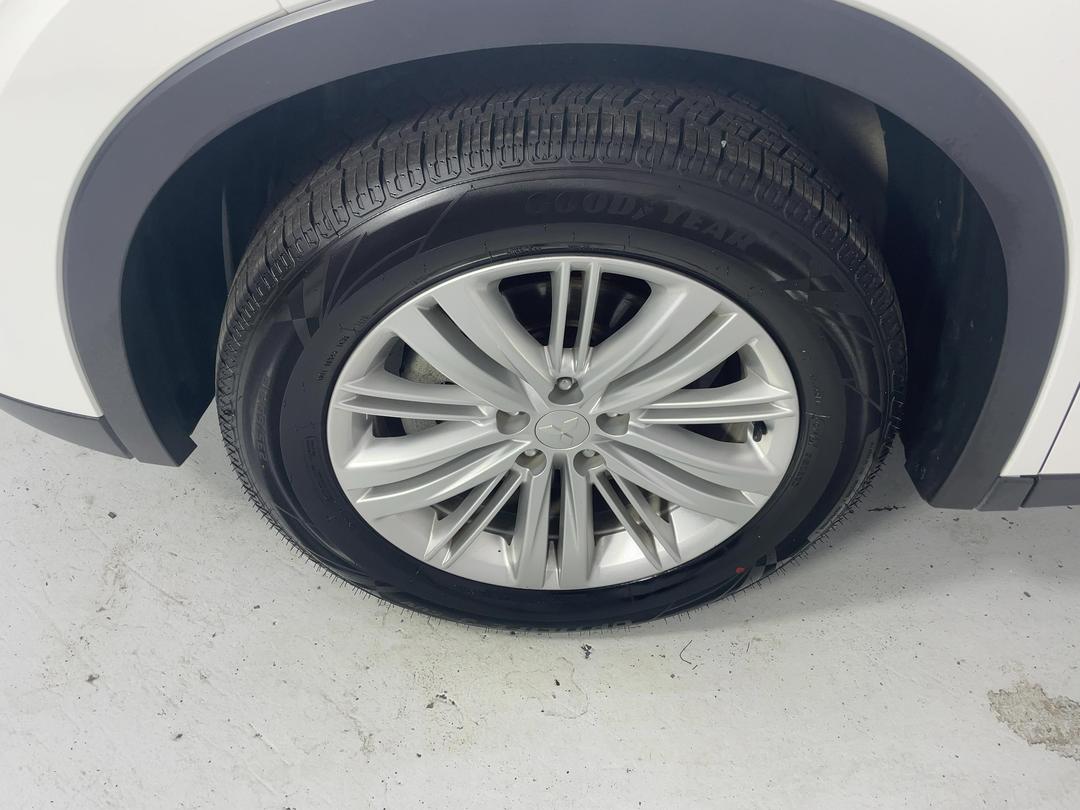 Photo '10' of Mitsubishi Outlander