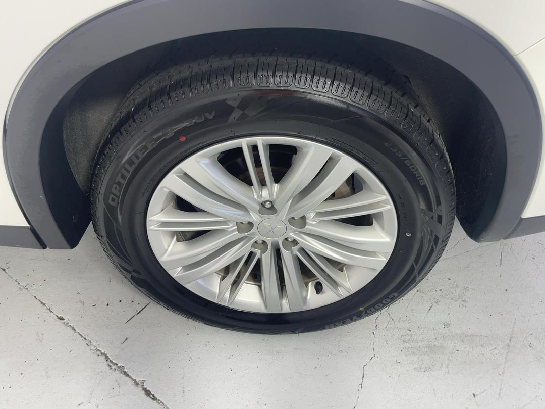 Photo '11' of Mitsubishi Outlander