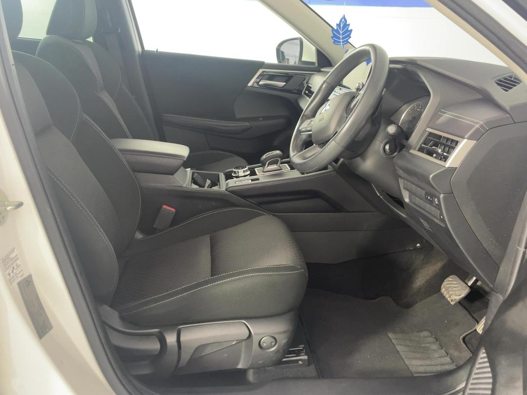 Photo '16' of Mitsubishi Outlander