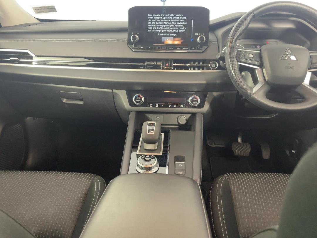 Photo '18' of Mitsubishi Outlander