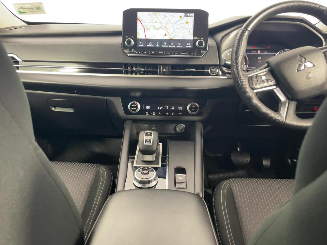 Photo '18' of Mitsubishi Outlander