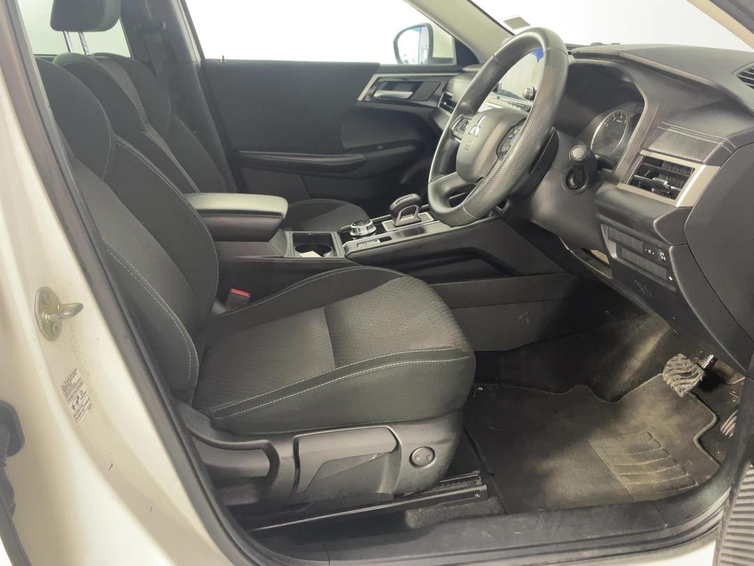 Photo '16' of Mitsubishi Outlander