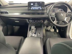 Photo '18' of Mitsubishi Outlander