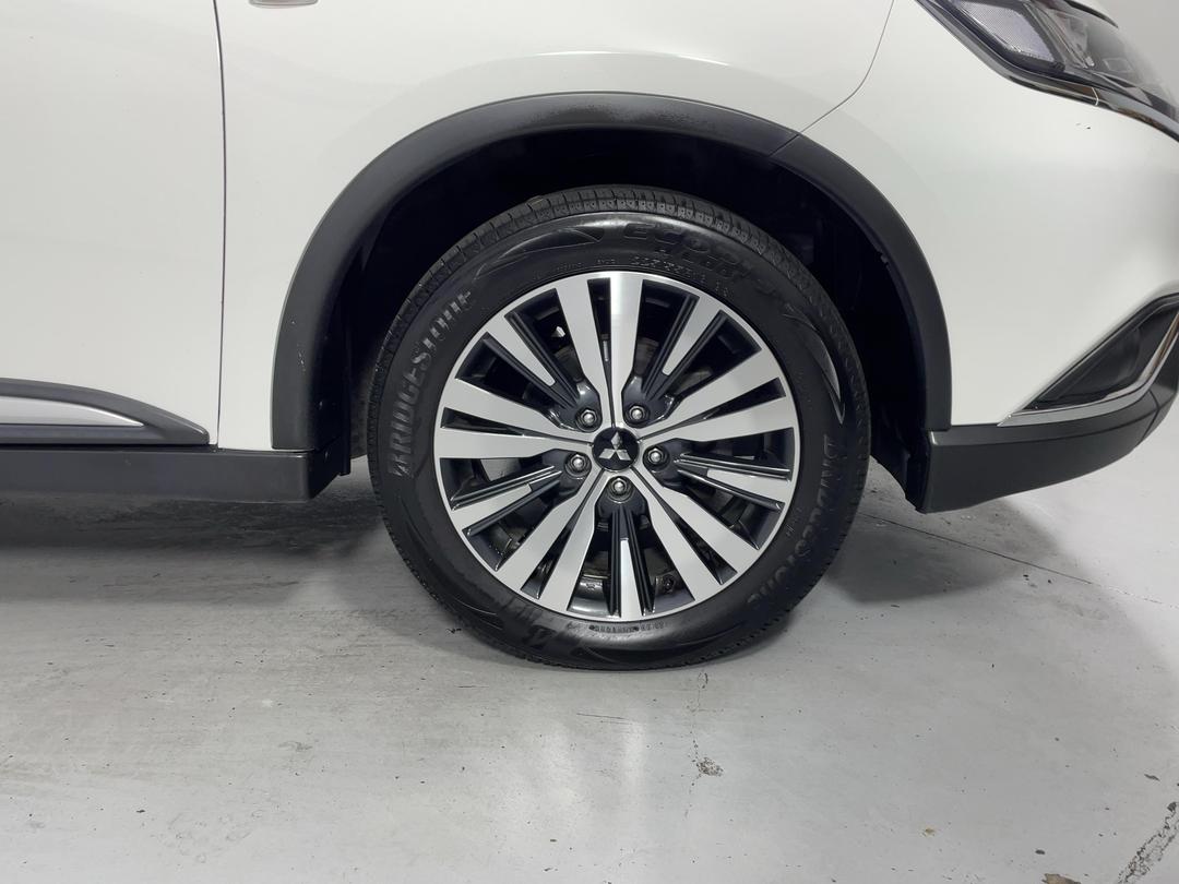 Photo '9' of Mitsubishi Outlander