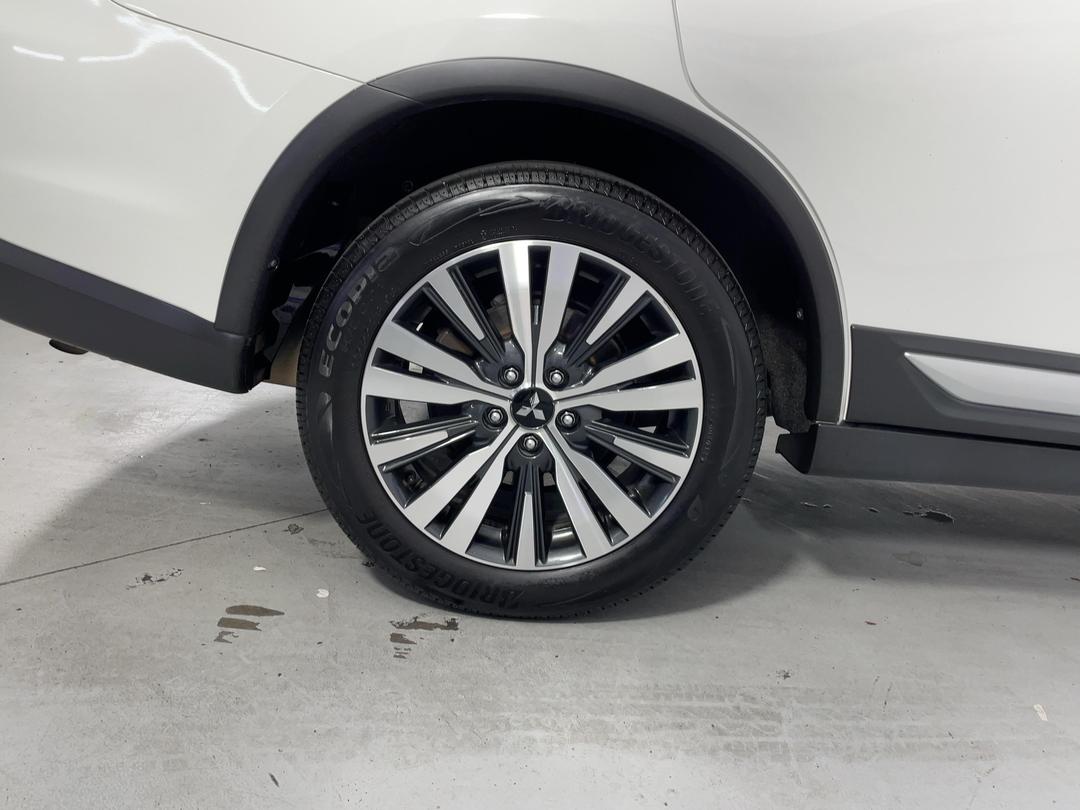 Photo '12' of Mitsubishi Outlander