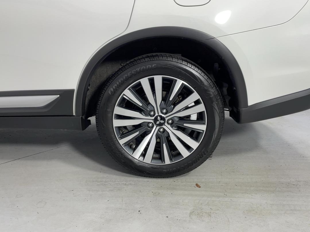 Photo '11' of Mitsubishi Outlander