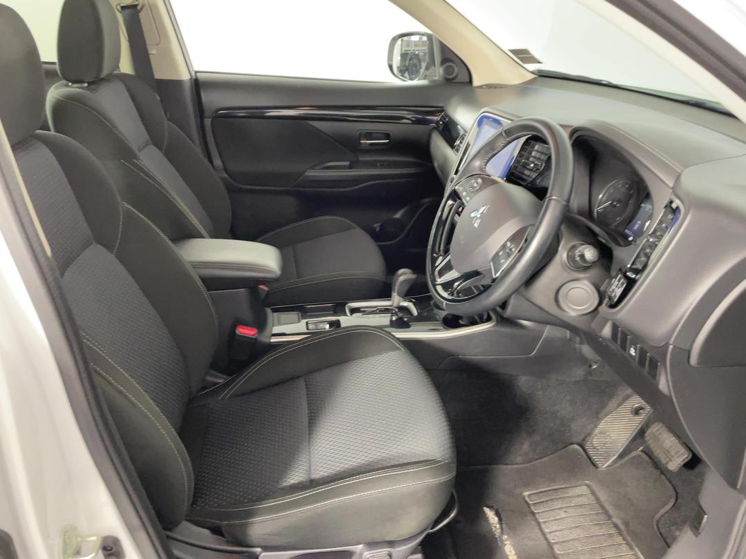 Photo '16' of Mitsubishi Outlander