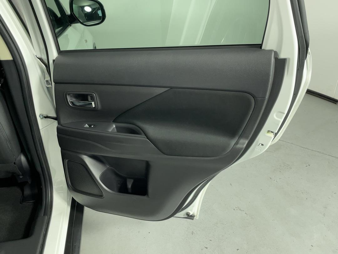 Photo '19' of Mitsubishi Outlander