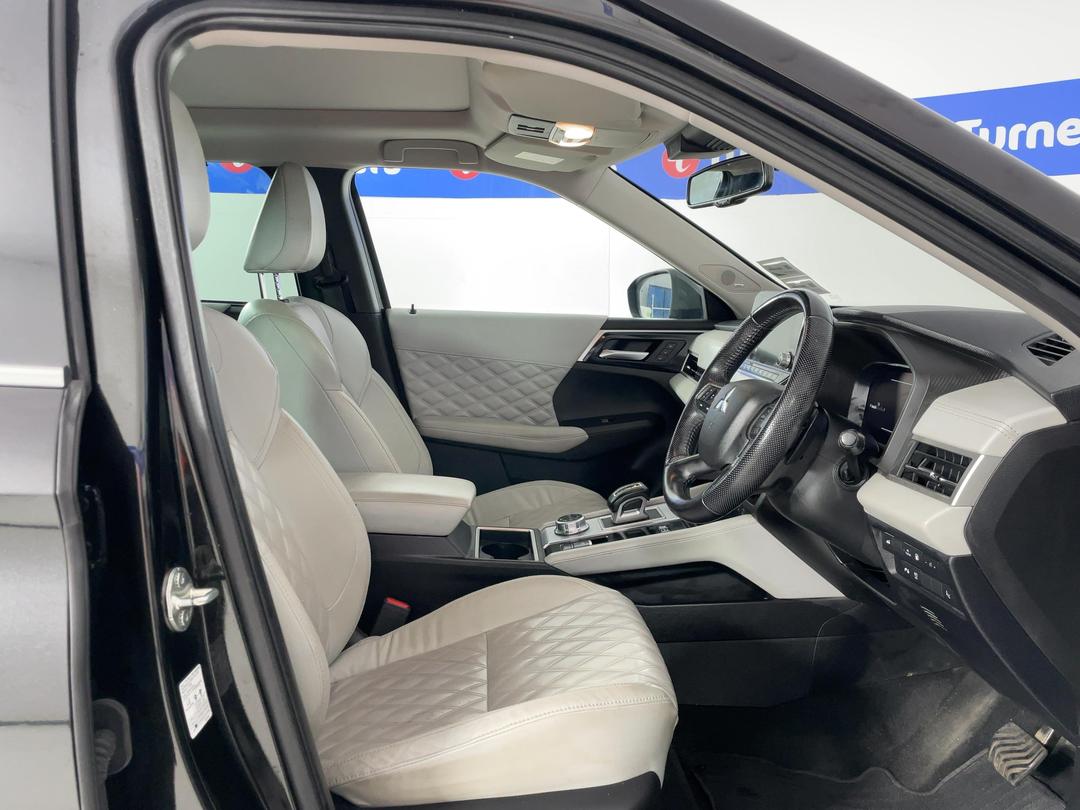 Photo '16' of Mitsubishi Outlander