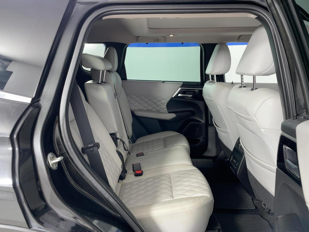 Photo '20' of Mitsubishi Outlander